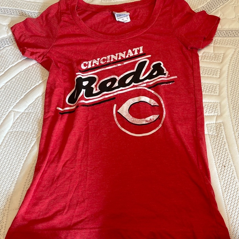 Cincinnati Reds scoop neck red t-shirt size XS